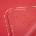Kalendarz terminarz biurowy twardy z miejscem na długopis zamykany na magnes na rok 2024 - O.DIARY Westa - 207 x 145 mm (A5) - czerwony